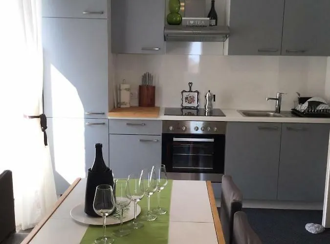 Lady Lidija - Volosko Free Parking