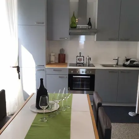 Lady Lidija - Volosko Free Parking