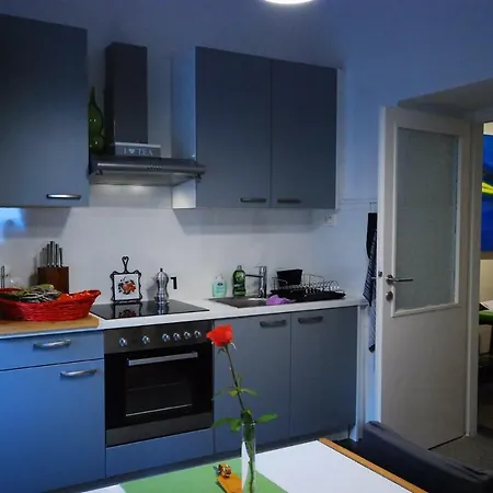 Lady Lidija - Volosko Free Parking